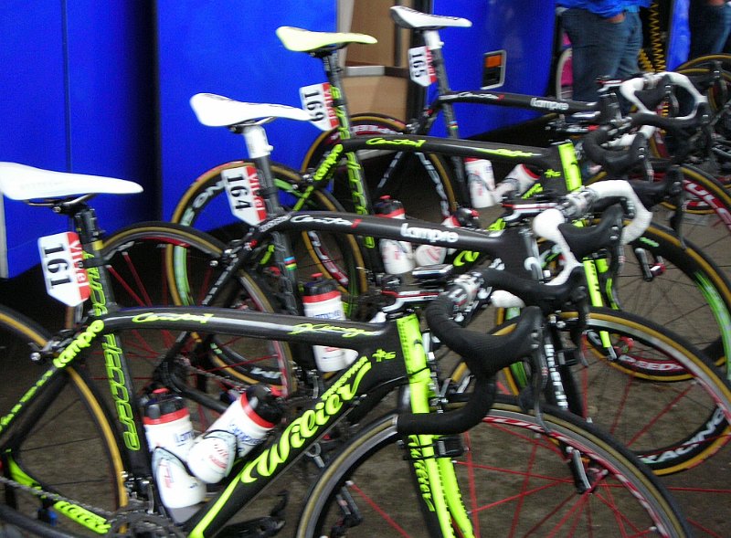 2011-07-05 85 Materiel des coureurs.JPG